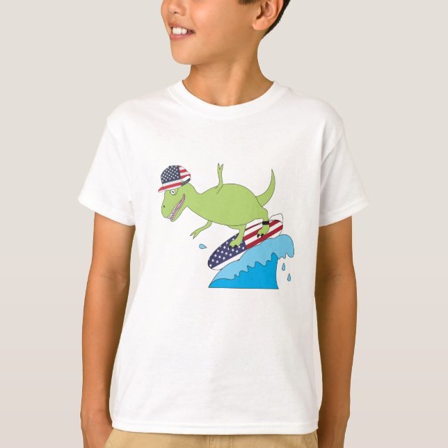 Amerikanische Flagge Dinosaurier Surfing T-Shirt (Vorderseite)