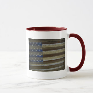 AMERIKANISCHE FLAGGE GEMALT AUF ROSTIGEM ZINN TASSE