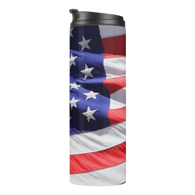 Amerikanische Flagge im Wind Waving Banner Thermosbecher (Nach rechts gedreht)