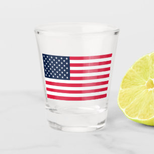 Amerikanische Flagge mit 50 Sternen: US Flagge mit Schnapsglas