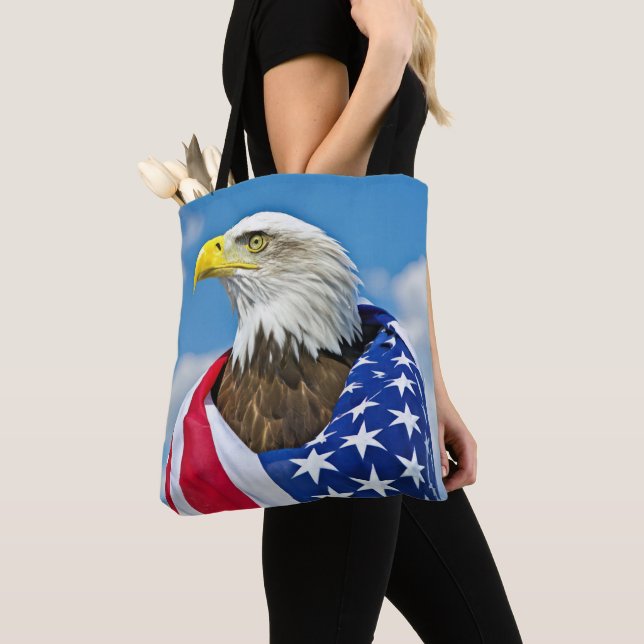 Amerikanische Flagge mit Bald-Adler Tasche (Von Nahem)