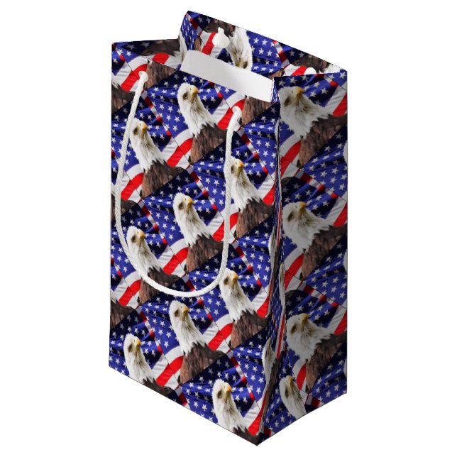 Amerikanische Flagge mit Eagle Kleine Geschenktüte (Vorderseite Schrägansicht)