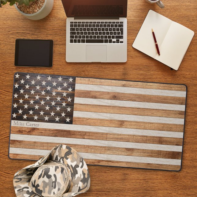 Amerikanische Flagge mit rustikalem Holz Schreibtischunterlage (Von Creator hochgeladen)