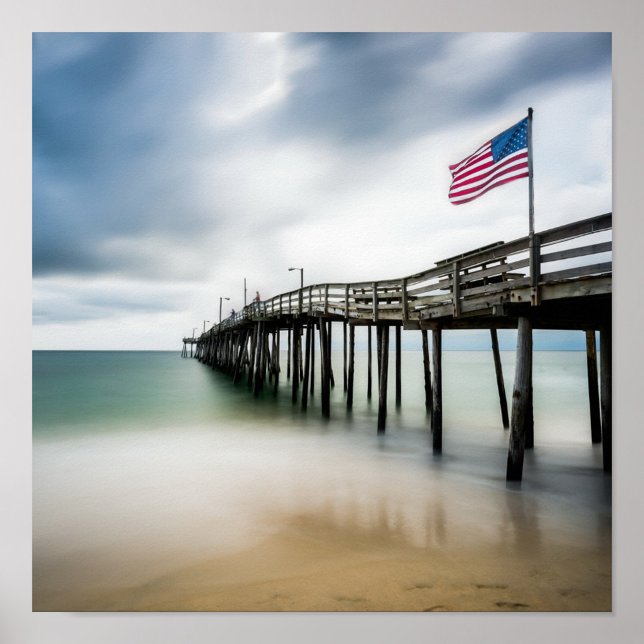 Amerikanische Flagge Poster (America Flag on a serene pier extends into calm waters under a cloudy sky.)