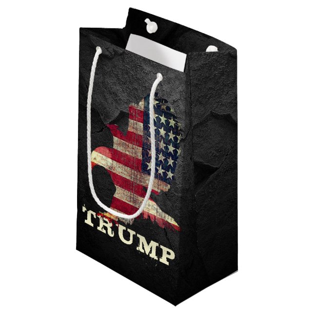 Amerikanische Flagge und Adler Trump auf schwarzem Kleine Geschenktüte (Vorderseite Schrägansicht)