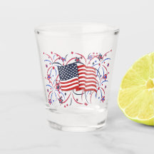 Amerikanische Flagge und Feuerwerke