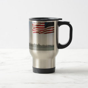 Amerikanische Flagge und Küstenlinie Reisebecher