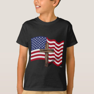 Amerikanische Flagge weht und raues Kreuz T-Shirt