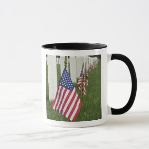 Amerikanische Flaggen auf den Gräbern amerikanisch Tasse