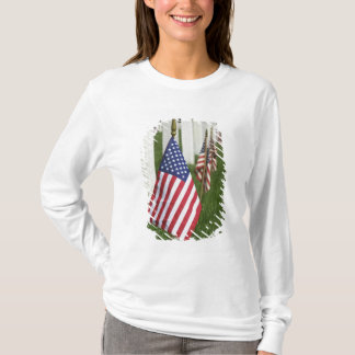 Amerikanische Flaggen auf Gräbern der T-Shirt