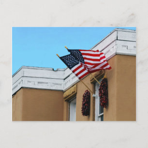Amerikanische Flaggen mit Albuquerque Adobe Postkarte