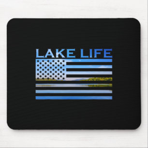 Amerikanische Flaggenpatrone, die am See fischen Mousepad