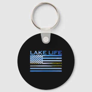 Amerikanische Flaggenpatrone, die am See fischen Schlüsselanhänger