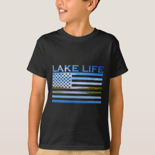 Amerikanische Flaggenpatrone, die am See fischen T-Shirt