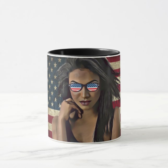 Amerikanische Frau beklagte amerikanische Flagge Tasse (Zentrum)