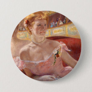 Amerikanische Frau mit Perlenschmuck und rosa Klei Button