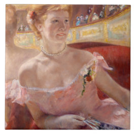 Amerikanische Frau mit Perlenschmuck und rosa Klei Fliese