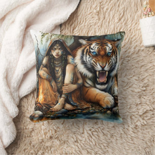 Amerikanische Indianerin sitzt neben einem Tiger Kissen