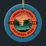 Amerikanische Samoa Nationalpark Retro Kompass Emb Keramik Ornament<br><div class="desc">Amerikanisches Samoa Vektorgrafik Design. Der Park wurde 1988 gegründet und ist ein tropisches Reservat von Regenwald und Korallenriff in den südlich-zentralen Pazifikinseln des amerikanischen Territoriums von Samoa.</div>