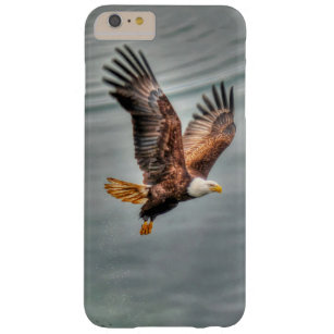 Amerikanischer Adler, der über den Ozean fliegt Barely There iPhone 6 Plus Hülle
