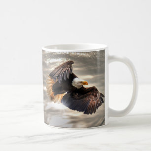 Amerikanischer Adler, der über den Ozean fliegt Kaffeetasse