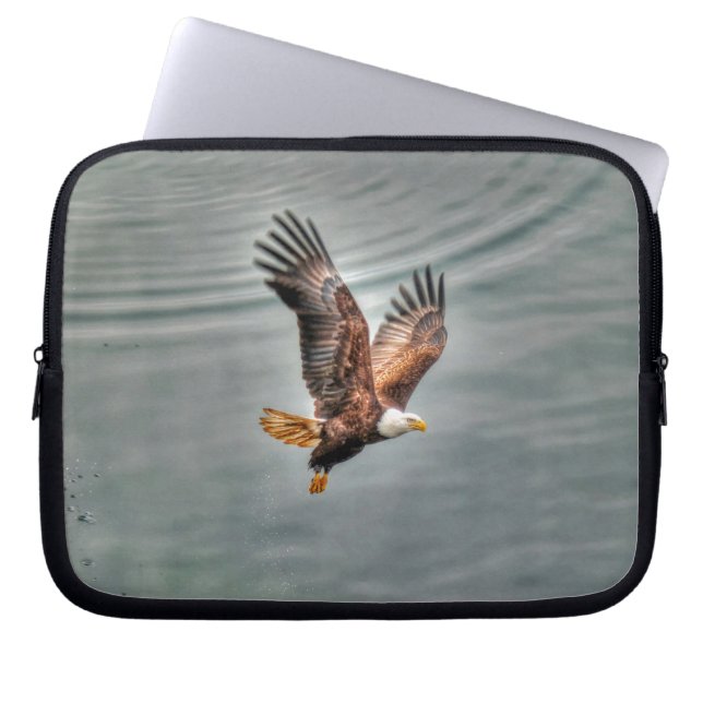 Amerikanischer Adler, der über den Ozean fliegt Laptopschutzhülle (Vorderseite)