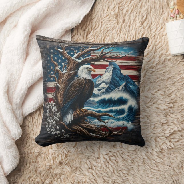 Amerikanischer Adler gegen Bergland Kissen (Decke)