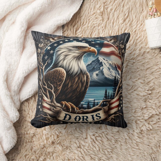 Amerikanischer Adler mit Bergen und Flaggenhinterg Kissen (Decke)