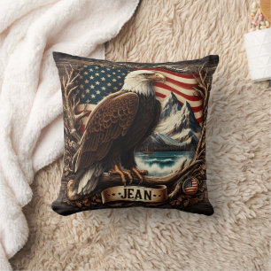 Amerikanischer Adler mit Bergen und Flaggenhinterg Kissen