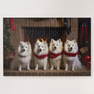 Amerikanischer Eskimo am Kamin Weihnachten
