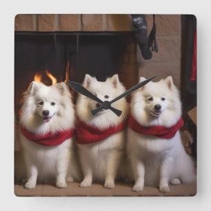 Amerikanischer Eskimo am Kamin Weihnachten Quadratische Wanduhr