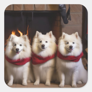 Amerikanischer Eskimo am Kamin Weihnachten Quadratischer Aufkleber