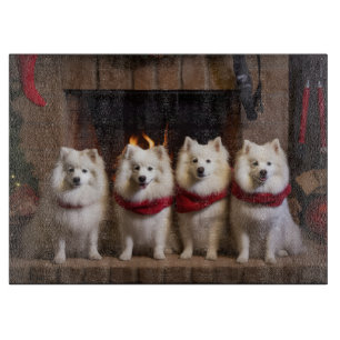 Amerikanischer Eskimo am Kamin Weihnachten Schneidebrett