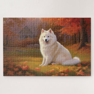 Amerikanischer Eskimo Hund in herbstlichen Laub in