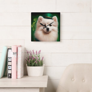Amerikanischer Eskimo-Hund in St. Patrick’s Day-Kl Quadratische Wanduhr