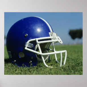 Amerikanischer Football-Helm im Gras, Nahaufnahme Poster