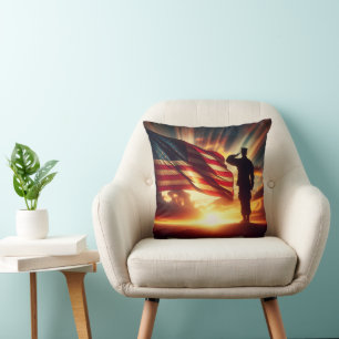 Amerikanischer Soldat salutiert die Flagge Kissen