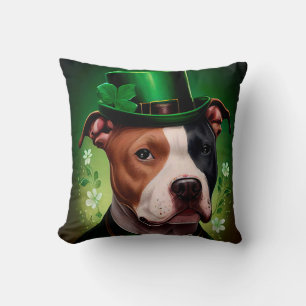 Amerikanischer Staffordshire-Hund am St. Patrick's Kissen