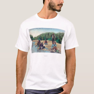 Amerikanischer Ureinwohner, der Kleidung im T-Shirt