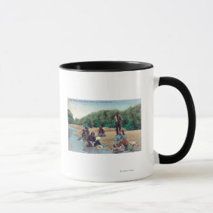 Amerikanischer Ureinwohner, der Kleidung im Tasse
