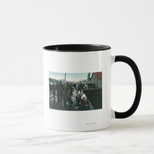 Amerikanischer Ureinwohner, der Kuriositäten bei Tasse