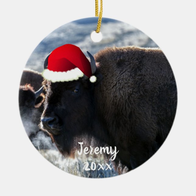 Amerikanisches Bison in der Weihnachtsmannmütze  Keramik Ornament (Vorne)