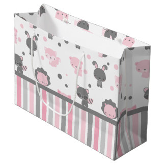 Amis de région boisée roses et sac gris de cadeau