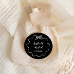 Amour | Black Illustriert French Bow Wedding Runder Aufkleber<br><div class="desc">Dieser elegante und elegante Hochzeitsgunst-Aufkleber mit handgezeichnetem,  illustriertem Rahmen mit Bogen und stilvollem,  handgeschriebenem Drehbuch für eine Pariser oder französische Hochzeitseinladung. Diese klassische Farboption ist dunkelschwarz und Elfenbein.</div>