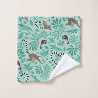 Amour de lémurien pour les feuilles de menthe