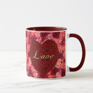 Amour/La tasse de Valentine avec des roses.