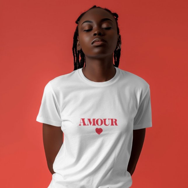 Amour Liebe minimalistisch Herzrot Typografie T-Shirt (Amour love heart red modern minimalist simple white typography tshirt for fashion, birthdays gift.)