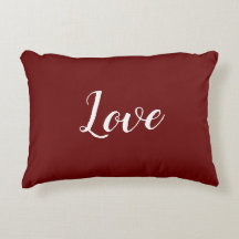 "Amour" sur un Coussin à accents rouges assez prof