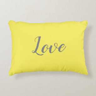 "Amour" sur un joli coussin d'accent jaune