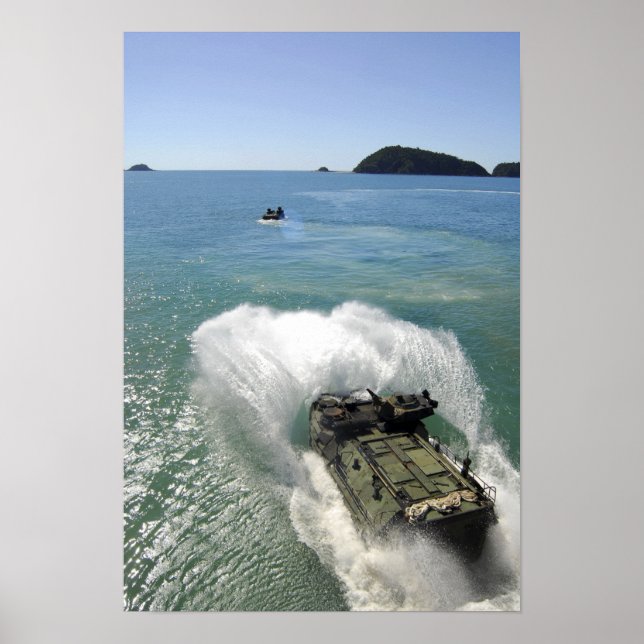 Amphibienfahrzeuge verlassen das Brunnendeck Poster (Vorne)